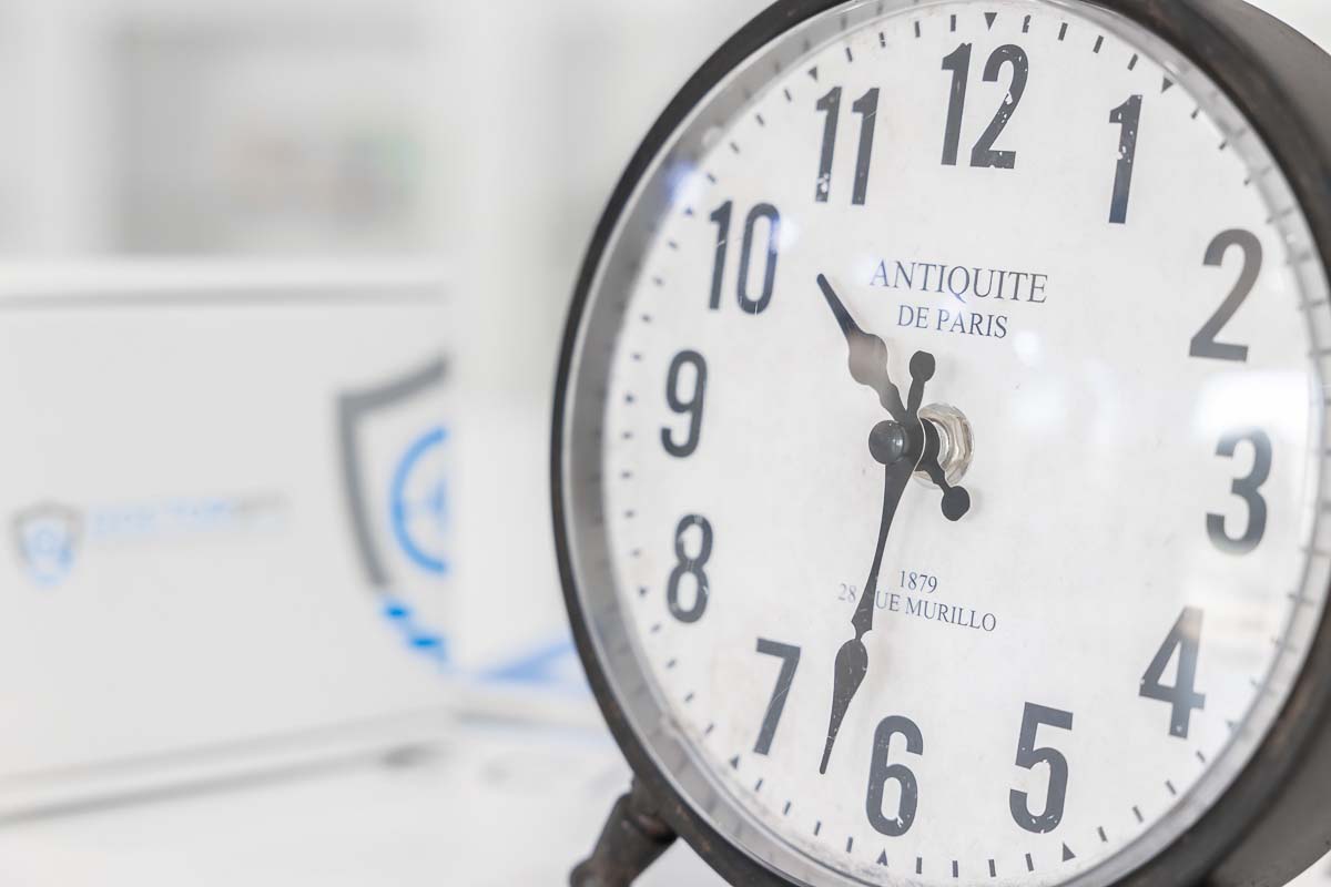 Mini registratore audio VOX occultato in orologio da tavolo 25 ore continuato DES.26