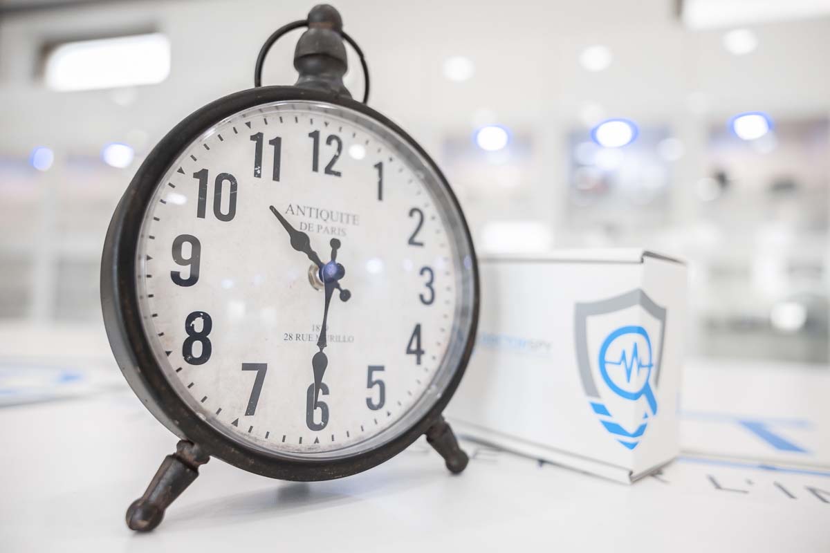 Mini registratore audio VOX occultato in orologio da tavolo 25 ore continuato DES.26