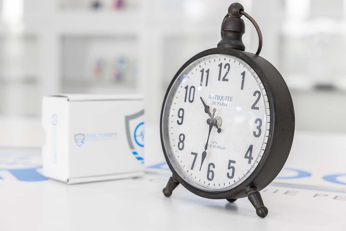 Mini registratore audio VOX occultato in orologio da tavolo 25 ore continuato DES.26