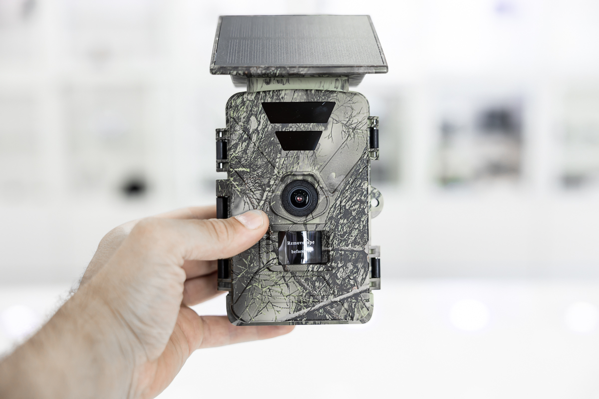 Fototrappola 4K Wi-Fi CAM.TRA.04 con pannello solare vista frontale tenuta in mano