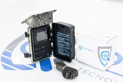 Interno della fototrappola 4K Wi-Fi CAM.TRA.04 aperta con display e scatola Doctorspy