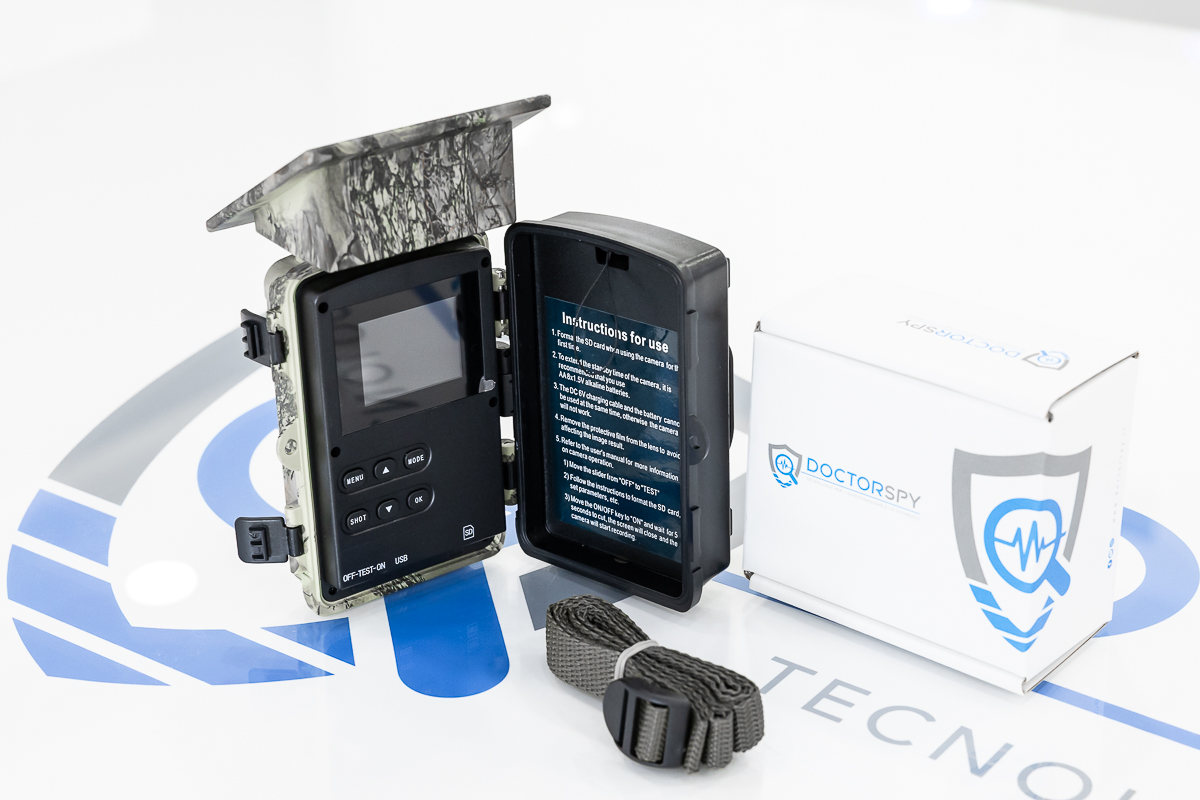Interno della fototrappola 4K Wi-Fi CAM.TRA.04 aperta con display e scatola Doctorspy