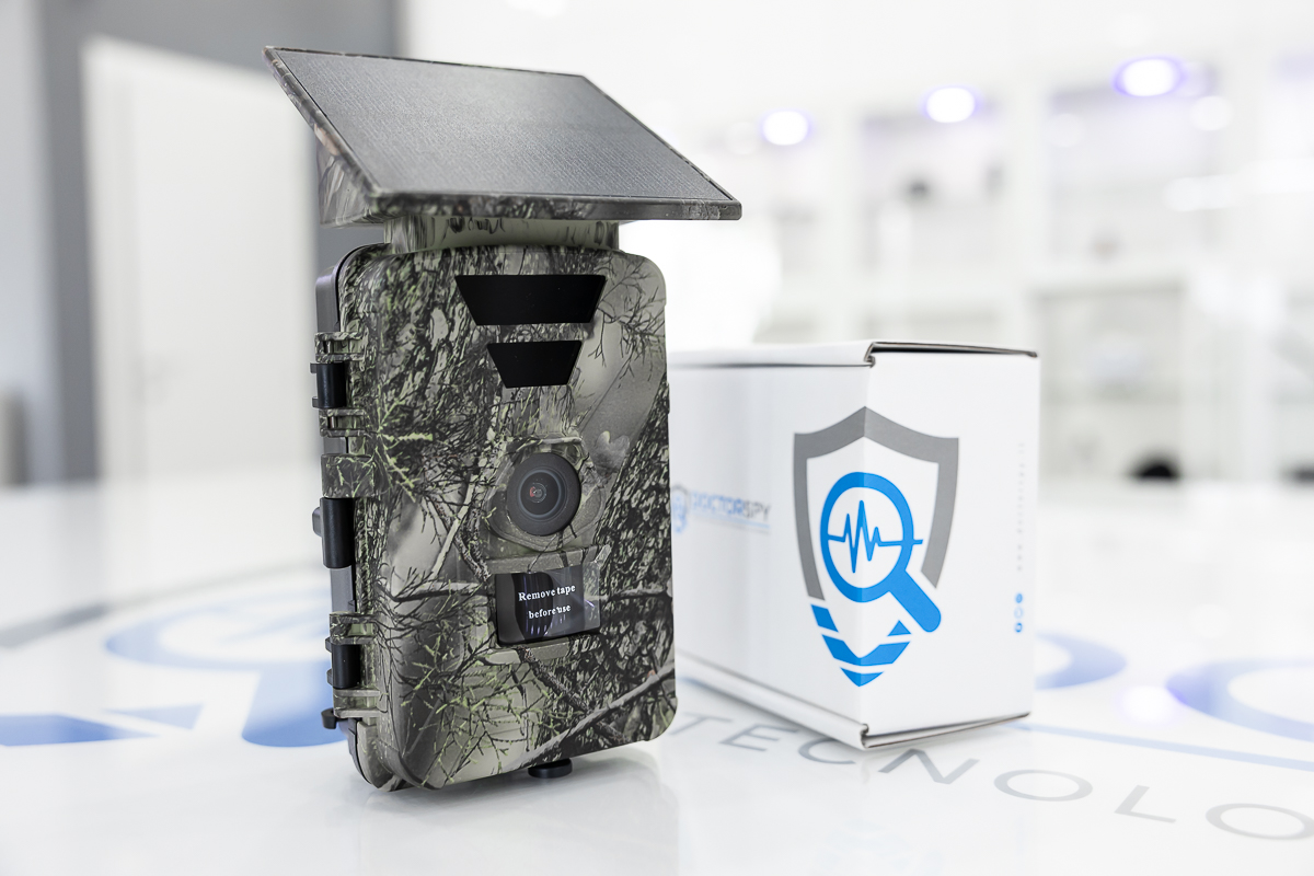 Fototrappola 4K Wi-Fi CAM.TRA.04 mimetica vista angolata con pannello solare CAM.TRA.04