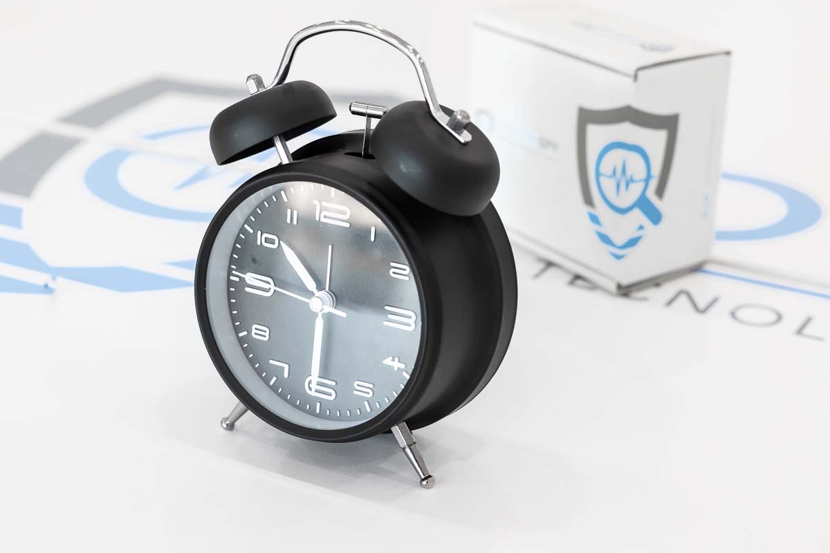 Microtelecamera wifi p2p occultata in sveglia analogica nera CAM.W.53