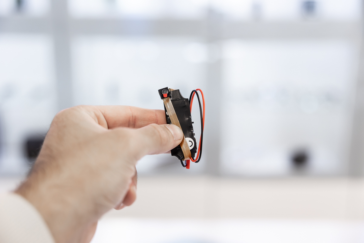 Mini camera spia CAM.08 tenuta in mano