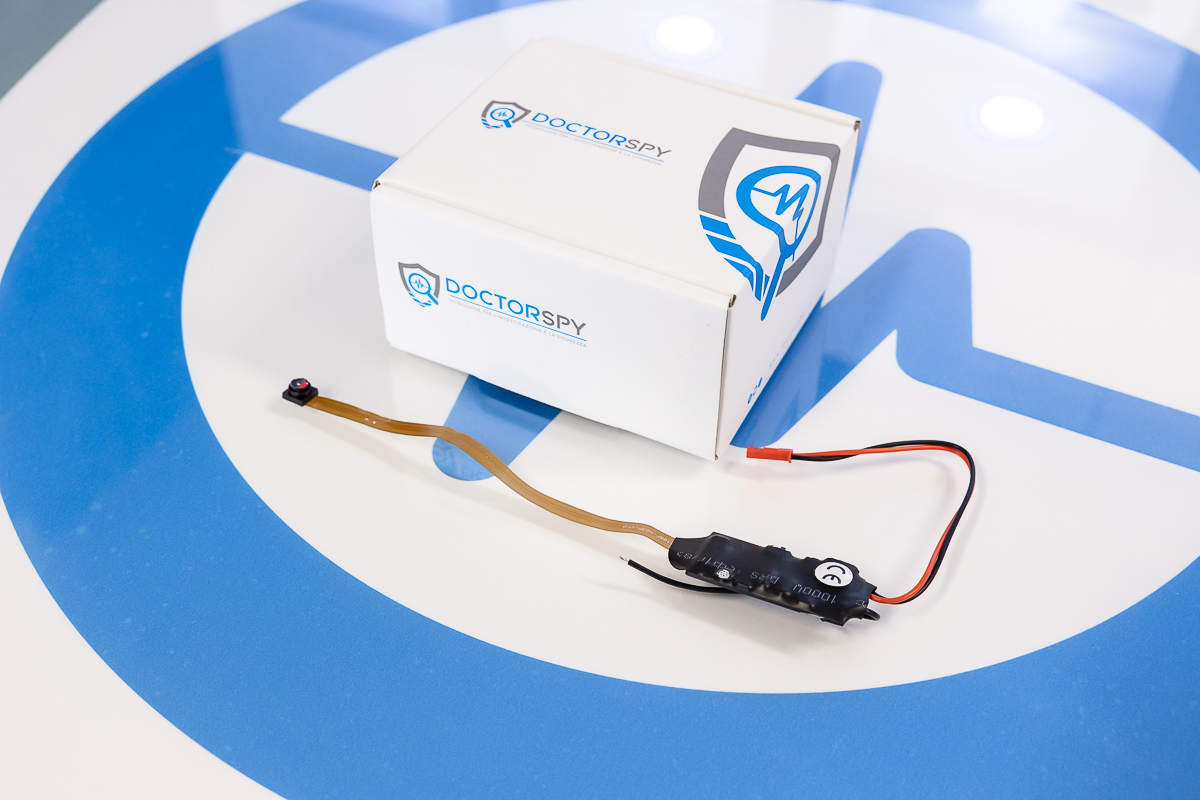 Microtelecamera con DVR motion detection CAM.08 con accanto scatola Doctorspy