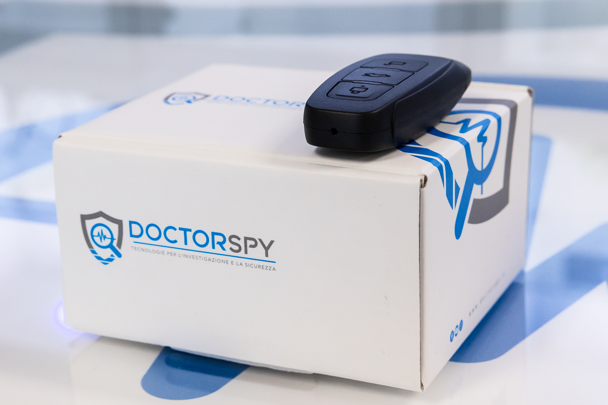 Mini telecamera spia con registratore poggiata su scatola Doctorspy CAM.61