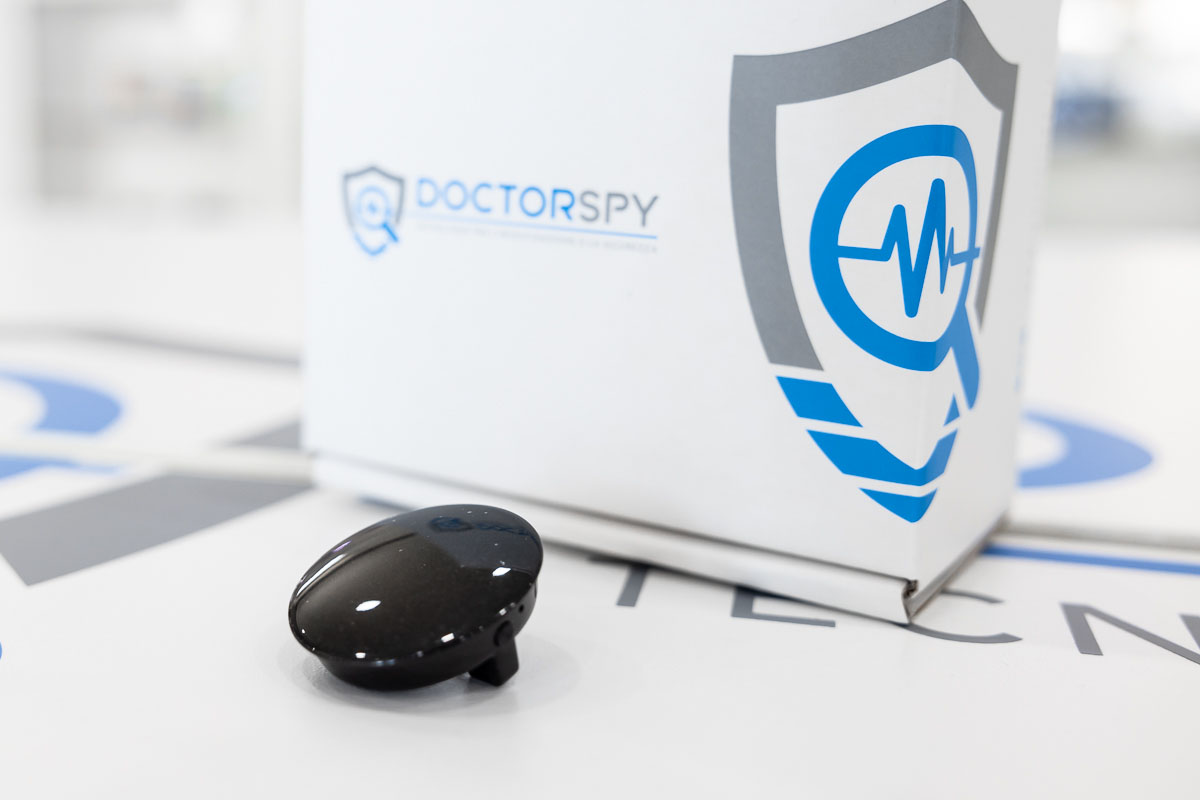 Microregistratore occultato in spilla con attivazione vocale con memoria da 8 GB REC.V.29