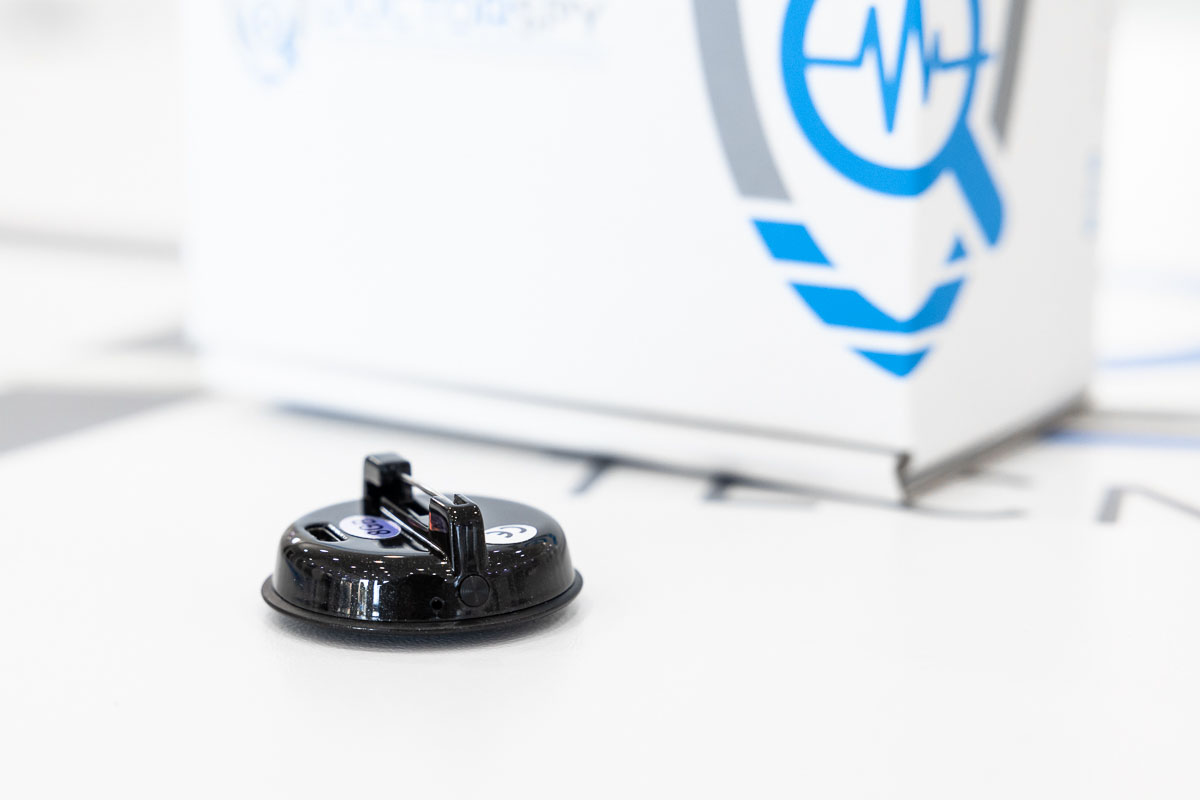 Mini registratore vocale occultato in spilla con memoria integrata da 8 GB e attivazione vocale REC.V.29