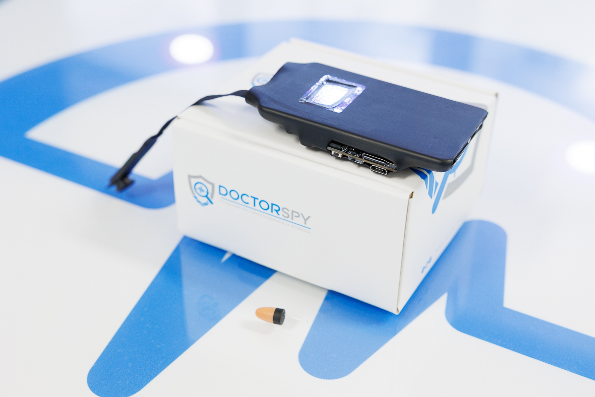 Kit Micro Auricolare GSM con Microcamera in Bottone ad Alte Prestazioni - immagine 2