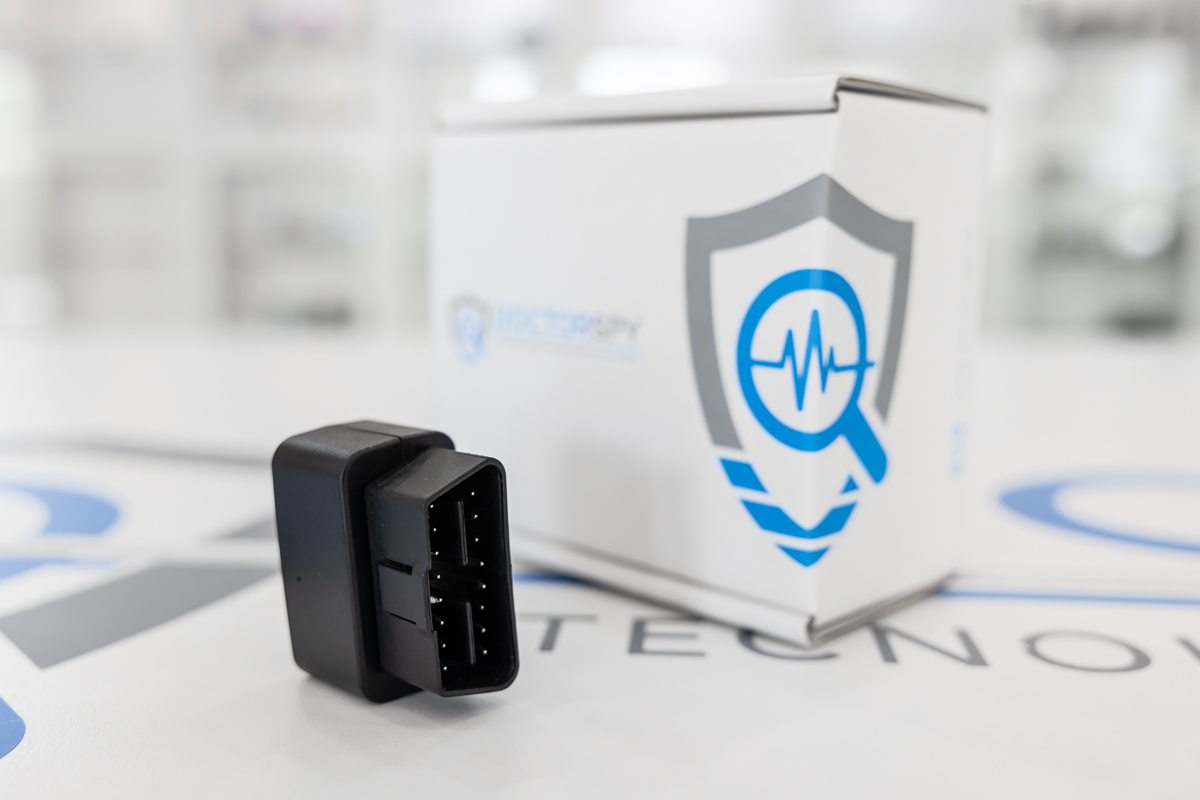 GPS tracker porta OBD II per auto con funzioni di allarme LOC.10