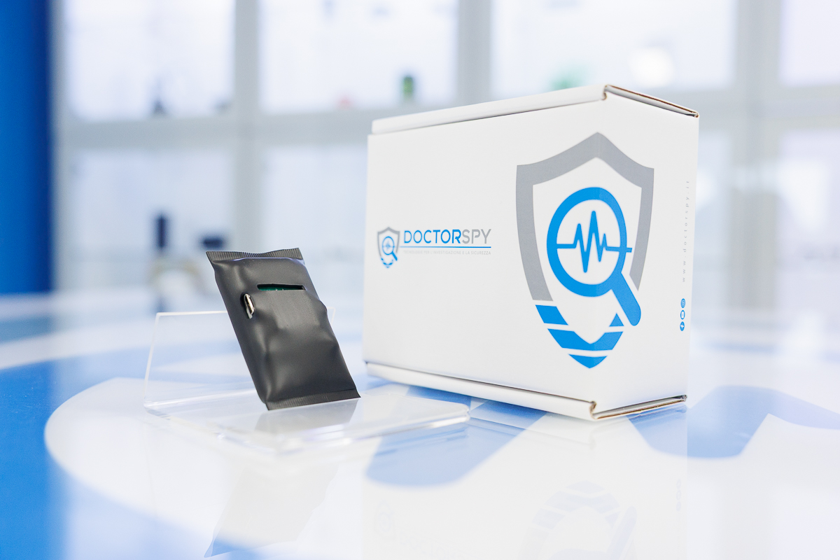 Microspia GSM MIC.G.02 accanto alla confezione Doctorspy