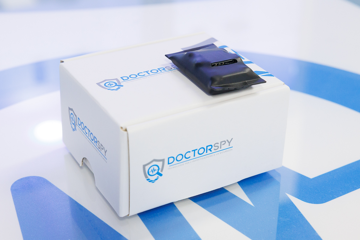 Microspia GSM MIC.G.02 appoggiata sulla confezione Doctorspy