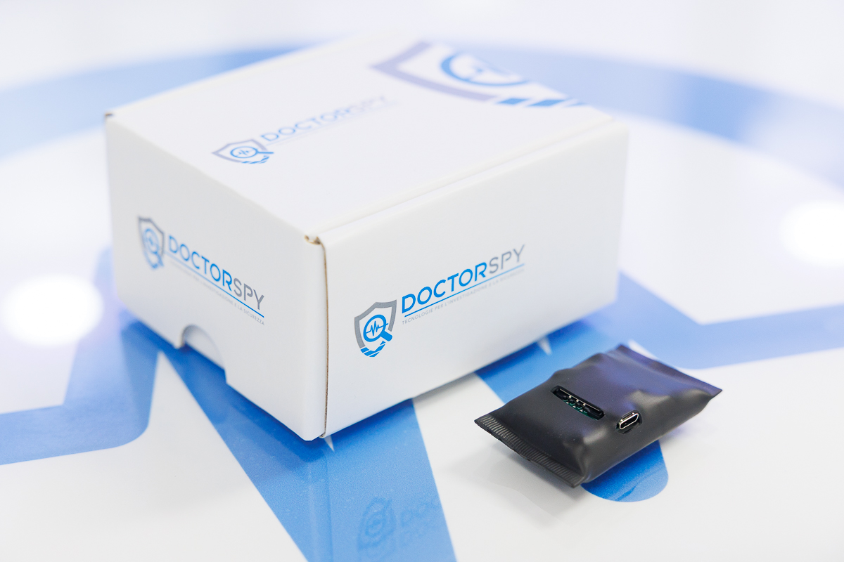 Microspia GSM MIC.G.02 con involucro nero e confezione, vista laterale