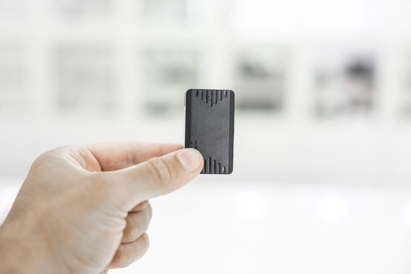 Localizzatore satellitare GPS in tempo reale con autonomia 30 giorni stand-by mostrato in mano per dimensioni reali – LOC.20