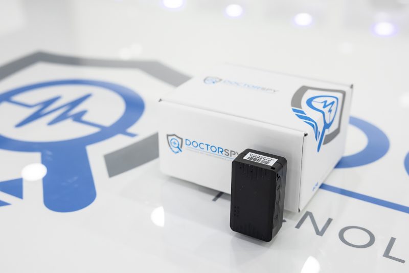 Localizzatore satellitare GPS in tempo reale 30 giorni stand-by appoggiato accanto a scatola DoctorSpy – LOC.20