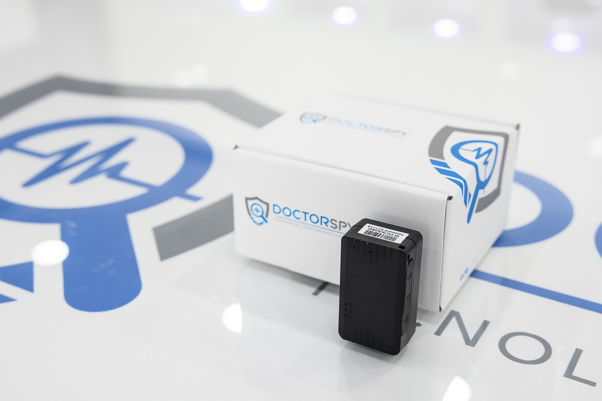Localizzatore satellitare GPS in tempo reale 30 giorni stand-by appoggiato accanto a scatola DoctorSpy – LOC.20