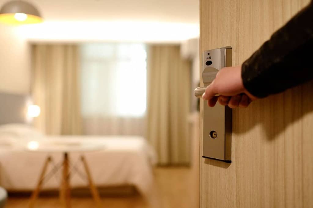 Telecamera nascosta in hotel, Airbnb o casa vacanze