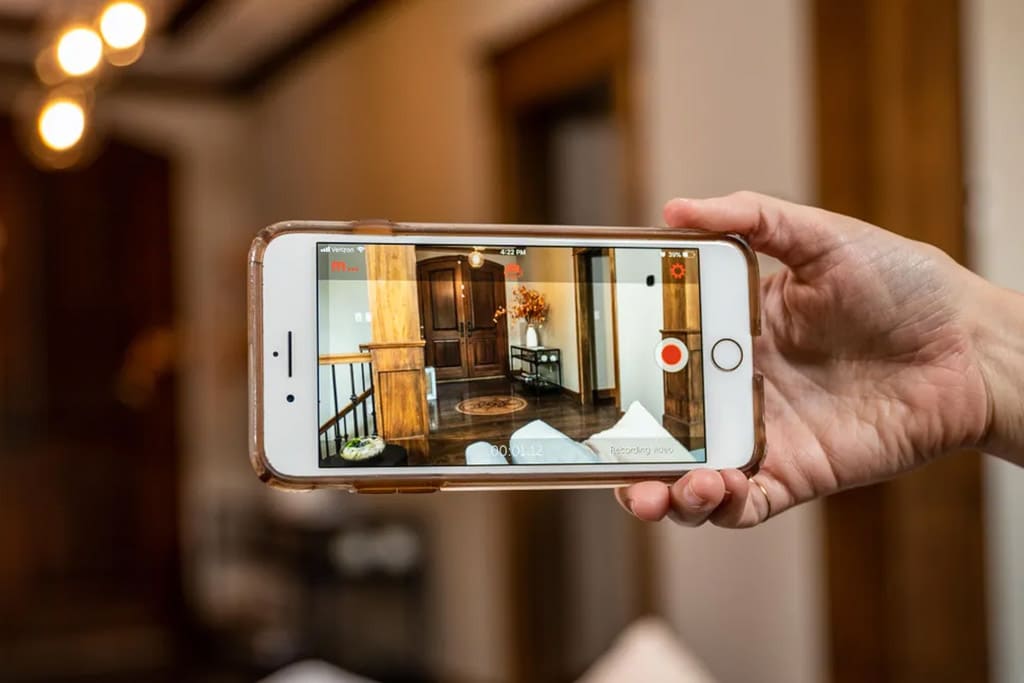 Come controllare casa a distanza con il cellulare grazie a una telecamera collegata allo smartphone