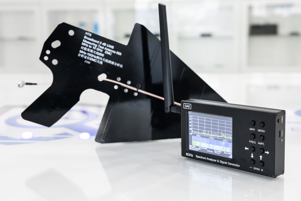 Analizzatore di spettro portatile 6 GHz con generatore di segnale + antenna log periodica per 3G, 4G, LTE, CDMA, DCS, GSM, GPRS, GLONASS RIL.30