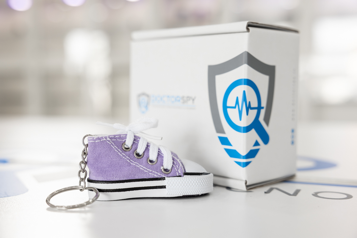 Registratore audio con VOX e memoria integrata da 16 GB con 28 ore di autonomia occultato in portachiavi scarpetta Converse DES.08