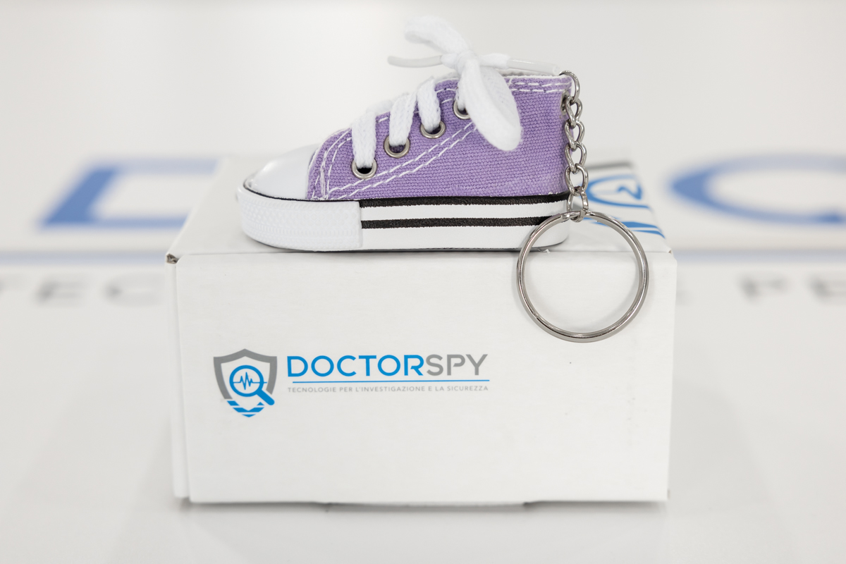 Registratore audio con VOX e memoria integrata da 16 GB con 28 ore di autonomia occultato in portachiavi scarpetta Converse DES.08