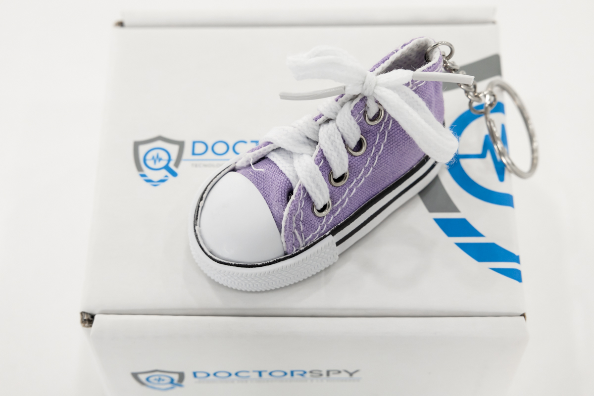 Registratore audio con VOX e memoria integrata da 16 GB con 28 ore di autonomia occultato in portachiavi scarpetta Converse DES.08