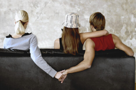 Una coppia cerca di nascondere un tradimento