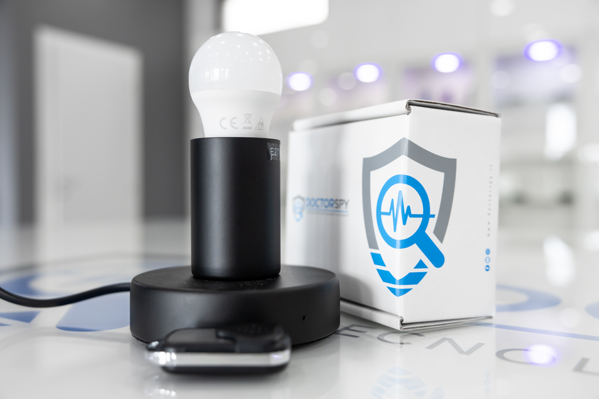 Microcamera full HD con DVR occultata in lampada da tavolo con lampadina a vista CAM.18