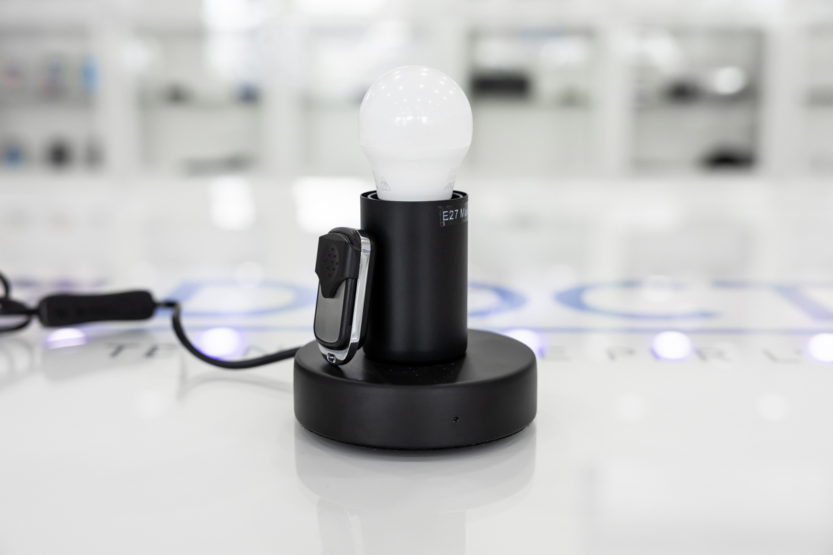 Microcamera full HD con DVR occultata in lampada da tavolo con lampadina a vista CAM.18