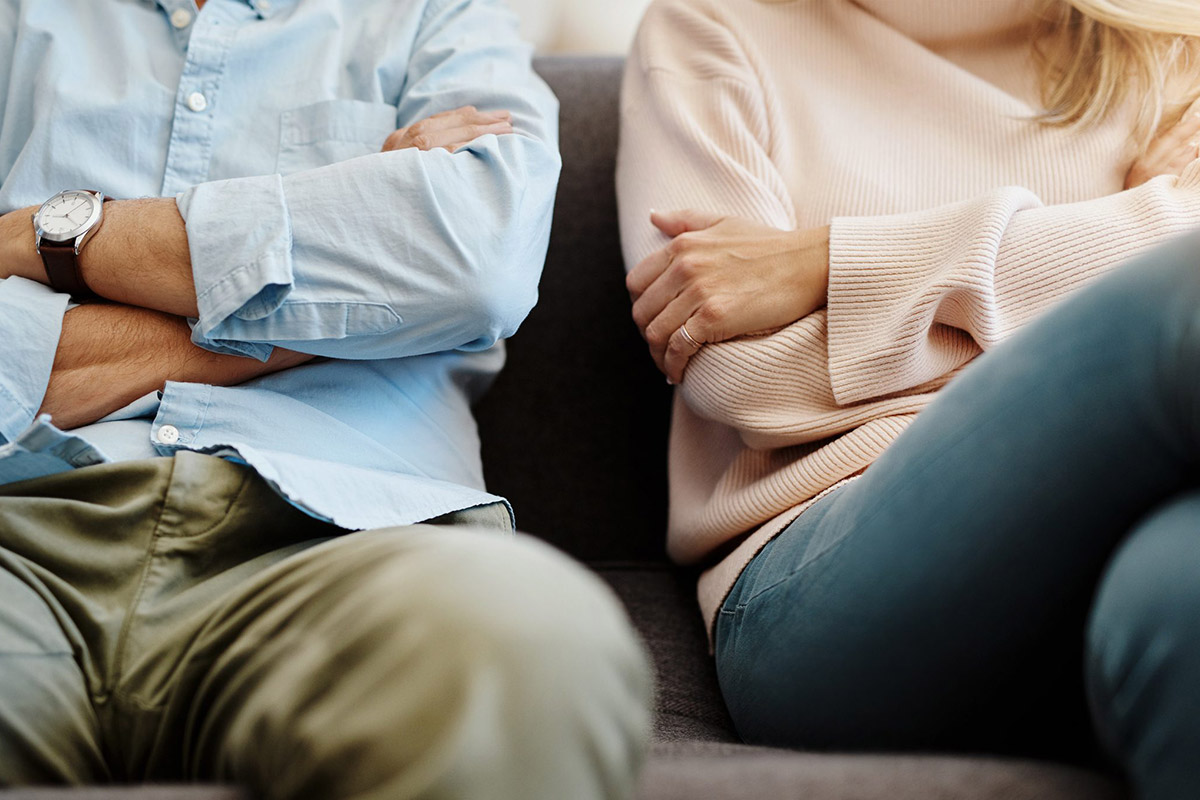 Un uomo e una donna alle prese con la sofferenza del tradimento: capire la psicologia è importante per la qualità della relazione