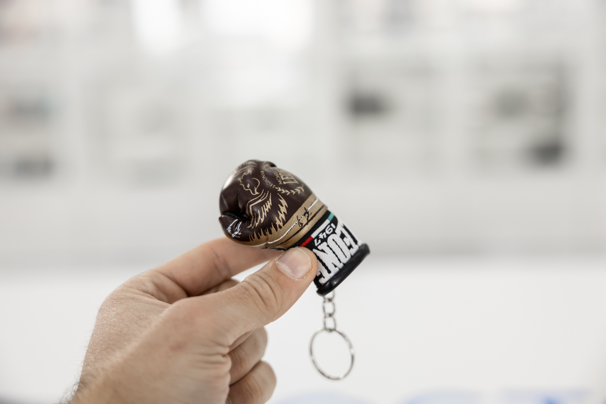 Registratore audio con VOX e memoria integrata da 16 GB con 28 ore di autonomia occultato in portachiavi a forma di guantone da pugilato DES.09