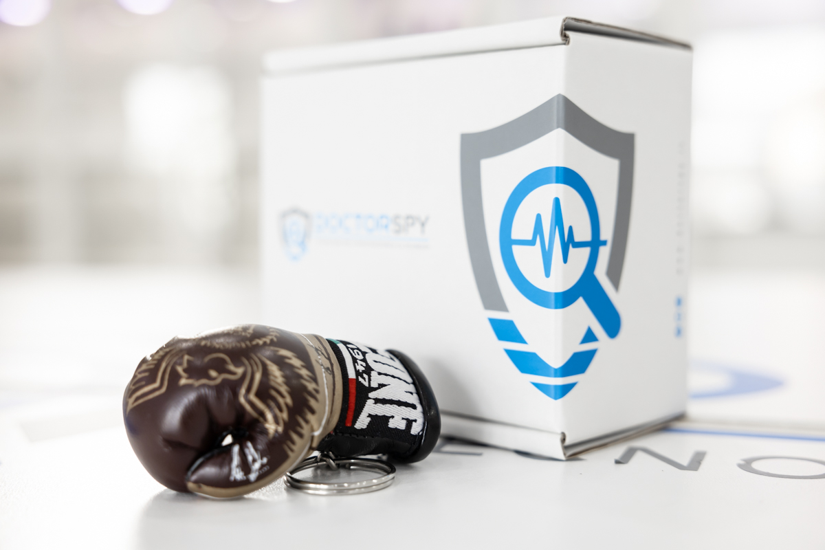 Registratore audio con VOX e memoria integrata da 16 GB con 28 ore di autonomia occultato in portachiavi a forma di guantone da pugilato DES.09