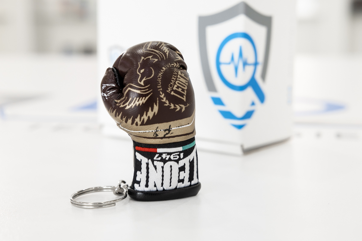 Registratore audio con VOX e memoria integrata da 16 GB con 28 ore di autonomia occultato in portachiavi a forma di guantone da pugilato DES.09