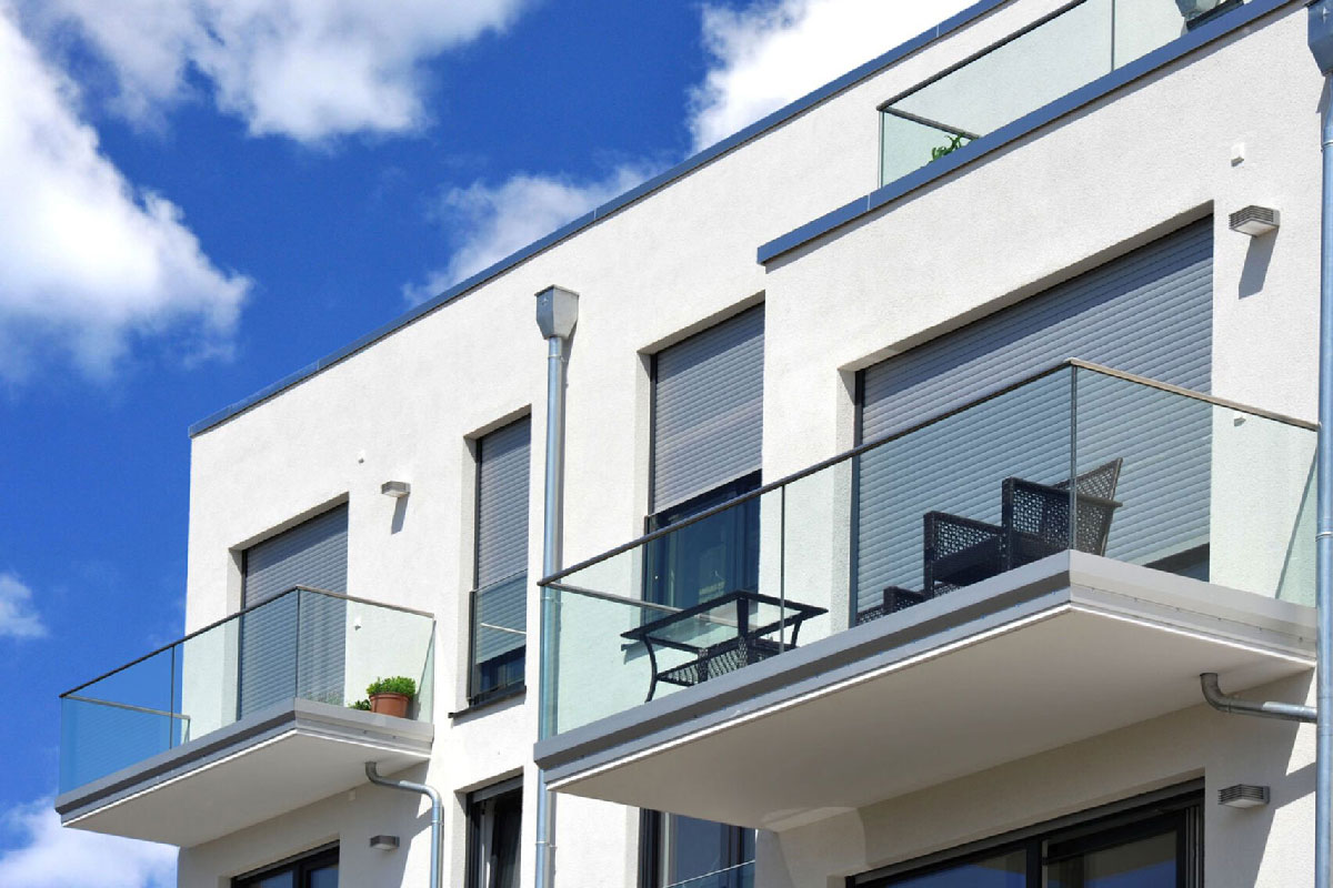 Il balcone di un appartamento in condominio su cui potrebbe essere installata una telecamera