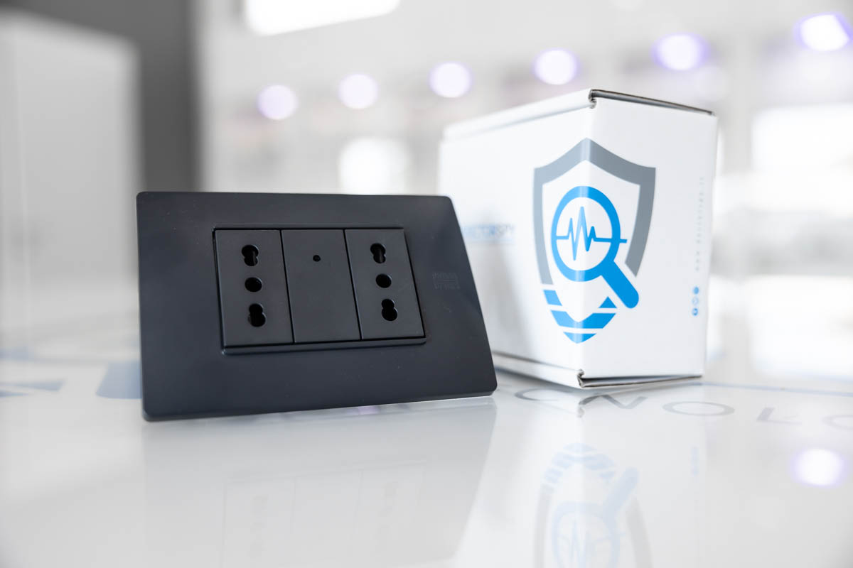 Microcamera wifi full HD occultata in presa di corrente CAM.W.08