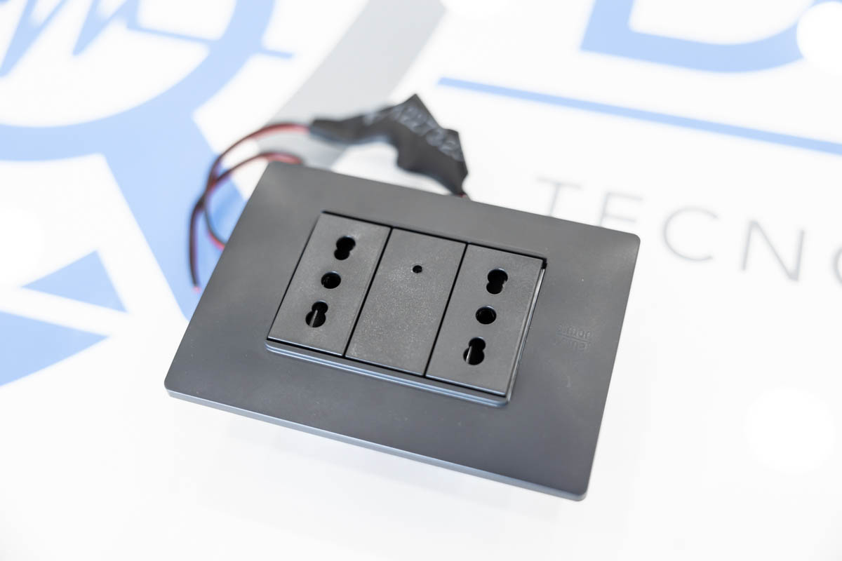 Microcamera wifi full HD occultata in presa di corrente CAM.W.08