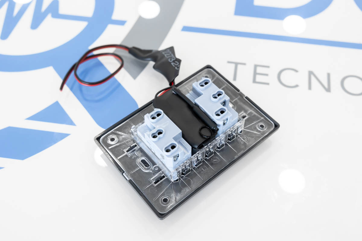 Microcamera wifi full HD occultata in presa di corrente CAM.W.08