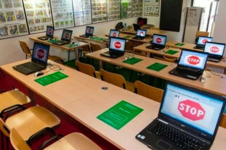 Un aula della motorizzazione con i computer su cui si svolgerà l'esame teorico per la patente