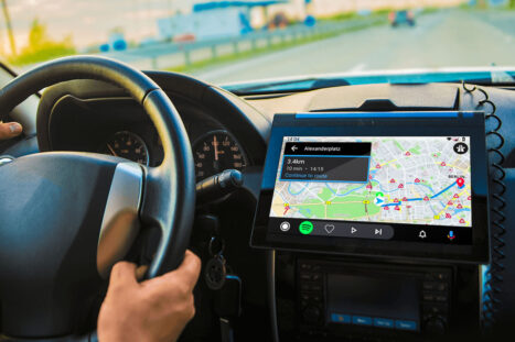 Il cruscotto di un'auto con il sistema di navigazione: ecco come disattivare il GPS dell'auto