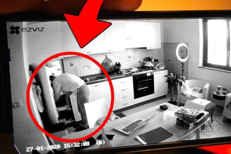 Uno schermo di cellulare mostra le riprese di una telecamera nascosta piazzata in casa da una donna per spiare il marito