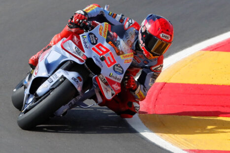 Un pilota di Moto GP affronta una curva durante un gran premio