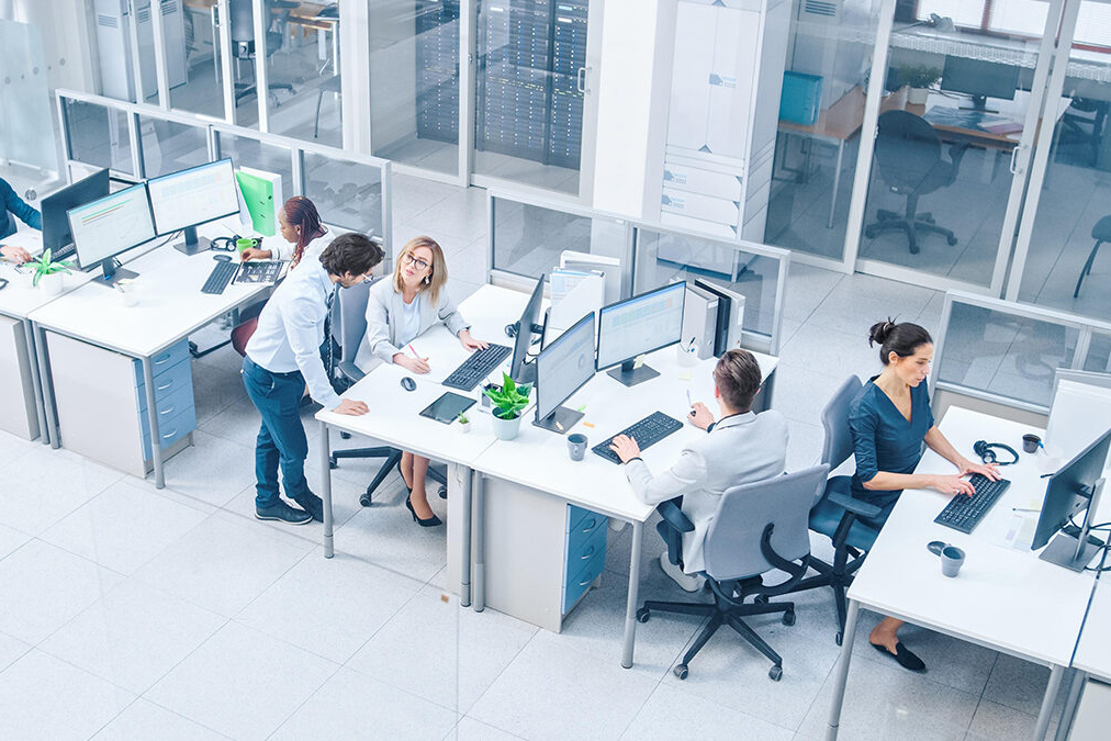 Veduta dall'alto di un ufficio con i dipendenti alle loro scrivanie