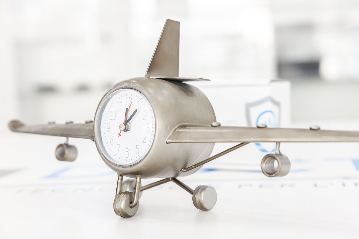 Microspia GSM di lunga durata occultata in orologio da tavolo a forma di aeroplano DES.27