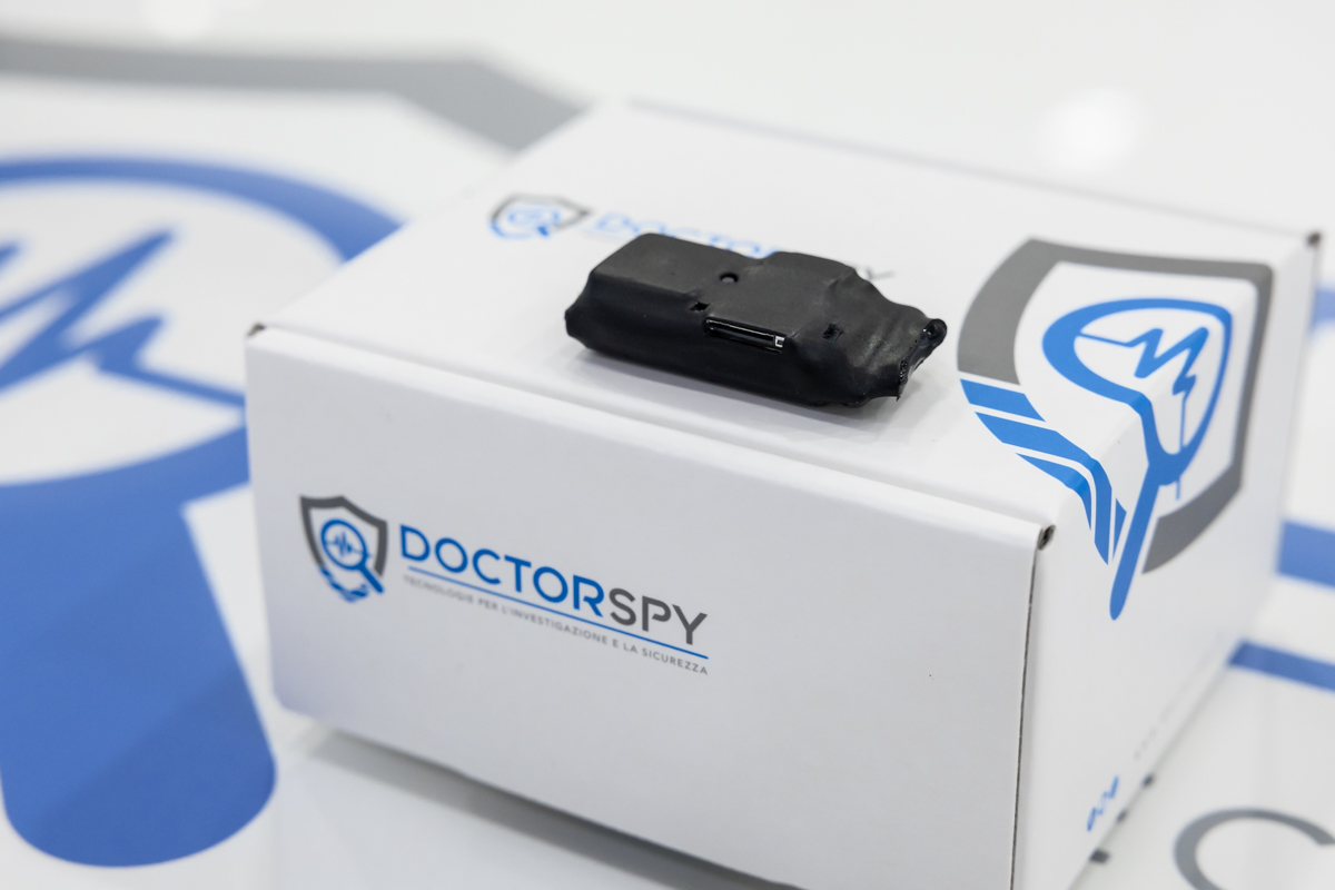 Microspia GSM con attivazione vocale (VOX) e batteria agli ioni di litio con durata 10 giorni in stand-by e 10 ore in continuato
