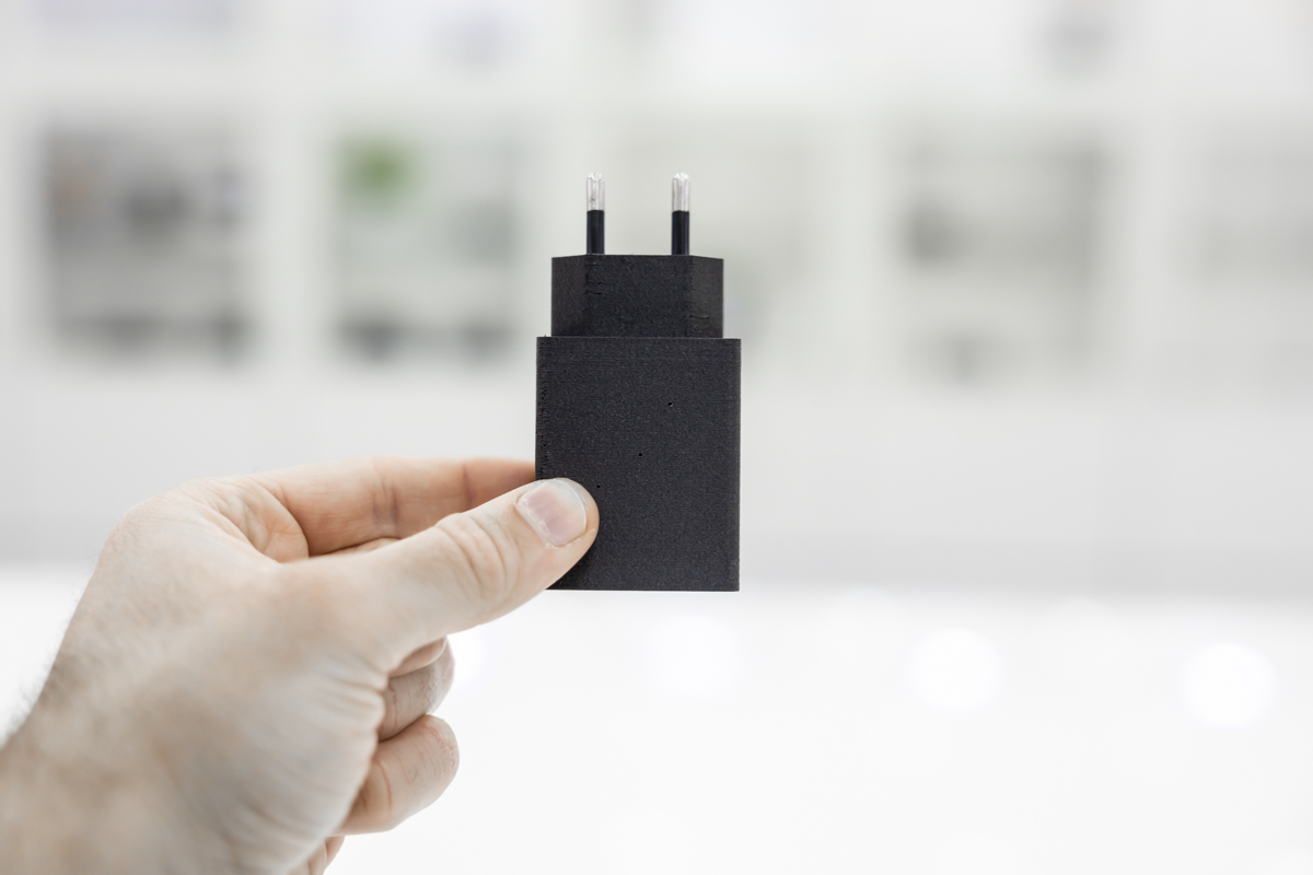 Microspia wifi occultata in alimentatore USB a corrente con batteria tampone, funzione di registrazione e attivazione vocale MIC.W.09