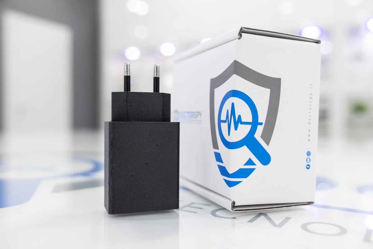 Microspia wifi occultata in alimentatore USB a corrente con batteria tampone, funzione di registrazione e attivazione vocale MIC.W.09