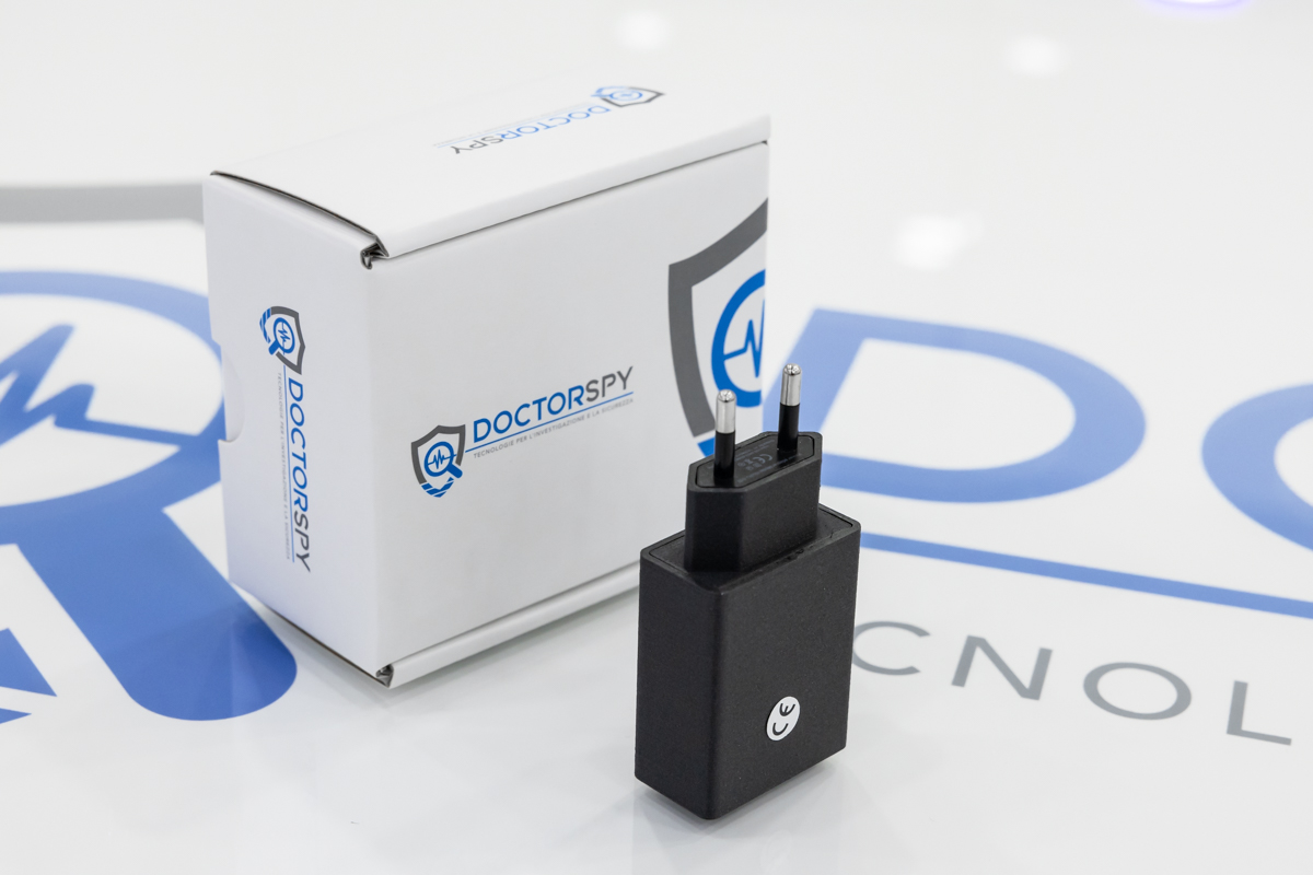 Microspia wifi occultata in alimentatore USB a corrente con batteria tampone, funzione di registrazione e attivazione vocale MIC.W.09