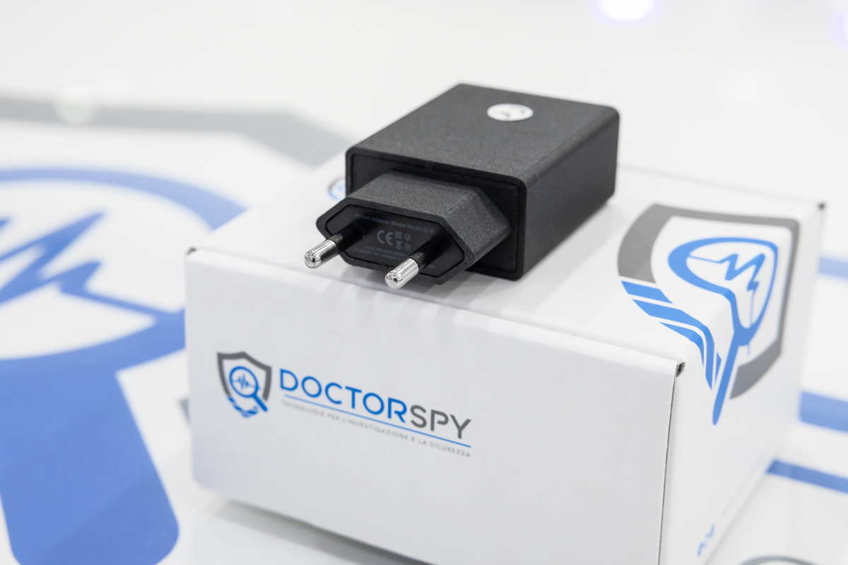 Microspia wifi occultata in alimentatore USB a corrente con batteria tampone, funzione di registrazione e attivazione vocale MIC.W.09