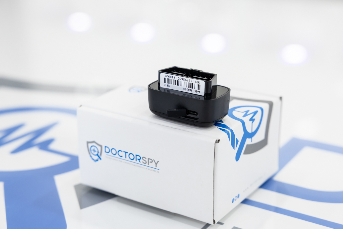 Localizzatore GPS 4G Plug & Play per auto e flotte, con monitoraggio in tempo reale, analisi del comportamento di guida, Geo-Fence e allarmi intelligenti LOC.06